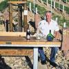 Thüngersheim (dch)    Ein ganz besonderes Geschenk machte sich und anderen Weinbergsbesuchern der seit über zwei Jahrzehnten in Thüngersheim tätige Winzermeister Michael Göpfert zu seinem 50. Geburtstag. Über dem schönen Weinort hat Göpfert in stundenlanger Eigenarbeit eine kleine Fläche aufbereitet und eine Ruhebank mit einem Tisch aufgestellt – samt Baum und Blumenstöcke. Göpfert war einer der ersten, der in den Weinanlagen seines Arbeitgebers Gebr. Geiger jun. Sitzstangen für Greifvögel aufstellte und somit für eine natürliche Bekämpfung der unerwünschten Nager sorgte. Auch bei der Bepflanzung von Weinbergsrändern mit heimischen Bäumen und Blumen  hat er sich hervorgetan. Das „Michels Bänkle“, so heißt der neue Ruheplatz, wird sicherlich mit dem tollen Blick über Thüngersheim hinaus zum Main schnell zu einem beliebten Platz für Weinbergswanderer werden.