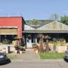 Karlstadt  (matz)  Erfreut nahm der Karlstadter Bauausschuss den beantragten Abriss des alten Blumengeschäftes an der Ringstraße 42 und den Neubau für zwei Geschäfte zur Kenntnis. Karl-Heinz Kübert (Blumenfachgeschäft) und Martin Kohlhepp (Schuhfachgeschäft mit Orthopädie-Werkstatt) bauen zusammen einen eingeschossigen Geschäftskomplex in U-Form. Im linken Gebäudeteil zieht Kohlhepp ein, im rechten Kübert. In der freien überdachten Mitte, einem Innenhof, werden Waren ausgestellt. Die Gebäude erhalten zwölf Grad geneigte Pultdächer mit Ziegeleindeckung. Für den Neubau reißt Karl-Heinz Kübert seinen Verkaufsladen nebst Pflanzenauslage in der Holzbaracke ein. Der freie Raum bis zum benachbarten AOK-Gebäude wird für den Neubau mitgenutzt. Die Bauherren stellen zwei Parkplätze und lösen zwei weitere auf öffentlichem Grund vor ihrem Geschäft ab. Beginn ist in wenigen Wochen.