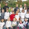 Werneck (–ein)   Im Rahmen der diesjährigen Ferienspaßaktion des Marktes Werneck bot die Radsportabteilung des TSV Kindern die Abnahme des Deutschen Radsportabzeichens des Bundes Deutscher Radfahrer (BDR) an. 36 Kinder nahmen das Angebot an, ihr Können und ihre Fitness auf dem Fahrrad unter Beweis zu stellen. Für das Einzelzeitfahren über fünf Kilometer und das Streckenfahren auf teilweise unbefestigten Wegen über zehn Kilometer war Ausdauer gefragt, aber auch die Sprintfähigkeit wurde auf einer 200 Meter langen Strecke überprüft. Gleich dreifach mussten die Teilnehmer ihr Geschick auf dem Fahrrad beweisen. Ein Slalom und das Fahren über eine Wippe wurden von den Kindern erfolgreich absolviert. Das Langsamfahren auf einer 25 Meter langen Strecke ohne Bodenberührung war dagegen gar nicht so einfach. Zusammen mit Bürgermeisterin Edeltraud Baumgartl konnten Margarete und Toni Hornung sowie Hubert Vollmuth vom TSV an die Kinder 34 Gold- und zwei Silbermedaillen mit den zugehörigen Urkunden und T-Shirts überreichen.