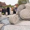 Lügensteine zieren den Brunnen auf dem neugestalteten Heumarkt in Eibelstadt. Am Samstag wurde er von Pfarrer Erich Janek aus Sommerhausen (links) und Stadtpfarrer Erich Büttner gesegnet.