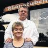 Das neue ungarische Pächterpaar Eva Horváth (54) und Sándor Apáti (51) vor den Bad Bockleter Rhönstuben.