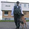 Manfred Beifuß, Mitarbeiter der Securitas Schweinfurt, kontrolliert mit seinem belgischen Schäferhund „Moro“ das Gelände und den Betrieb der Firma Dressler in Stadtlauringen auf Brandherde und Eindringlinge. Moro hält dabei ständigen Blickkontakt zu seinem Herrchen, um sofort auf Befehle reagieren zu können.
