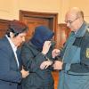 ennifer R. wird am Dienstag mit Handschellen gefesselt ins Landgericht in Rottweil gebracht. Die wegen Totschlag angeklagte 21-Jährige soll ihr neugeborenes Kind im Mai 2008 heimlich entbunden, dann in eine Plastiktüte gewickelt und in das Tiefkühlfach ihres Kühlschranks gelegt haben.