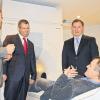 Kein geringerer als der mehrfache Biathlon-Olympiasieger und -Weltmeister Sven Fischer war Star-Gast bei der Einweihung des neuen Kernspintomographen im Orthopädischen Krankenhaus Schloss Werneck. Im Bild (von links): Privatdozent Dr. Knut Eberhardt (MRT-Kompetenzzentrum), Professor Dr. Christian Hendrich (Ärztlicher Leiter des Orthopädischen Krankenhauses) und Bezirkstagspräsident Erwin Dotzel mit Biathlon-Legende Sven Fischer auf dem Weg in die Röhre.