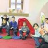 Wie hier Eva Maria Ott lasen am bundesweiten Vorlesetag etliche Gerolzhöfer Prominente und Bücherfreunde Grundschul- und Vorschulkindern in der Stadtbücherei Geschichten vor.
