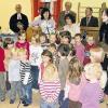 Die Kindergartenkinder sangen zum Dank für den neuen Bus ein Lied.