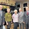 350 Jahre Firma Giegler. Gefeiert wurde auf Schweinfurter Art mit einer Schlachtschüssel. Von links: Verbandspräsident Ulf Ohlmer, OB Gudrun Grieser, Annemarie, Werner und Jürgen Giegler.