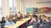 Die Volksschule Bischofsheim nahm am bundesweiten Vorlesetag teil. Elf Vorleser waren in den Klassen 1 bis 8 und faszinierten mit spannenden Geschichten und Märchen. Das Bild zeigt Dr. Wolfgang Schneider inmitten der Schüler.