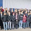 Abersfeld (rsf)   „Die Belegschaft muss stimmen“, bekräftigt Geschäftsführer Erich Derleth (vorne links), der für seine Firma, die im Bereich der Zerspanungstechnik arbeitet, eine neue Produktionshalle im Gewerbegebiet „An der Kemenate“ in Abersfeld errichtete. Hier fertigt der Betrieb Zulieferteile für Windkraftanlagen, die durch die gute Verkehrsanbindung dieses Gewerbegebietes sehr leicht an- und abtransportiert werden können. Am Freitag, 28. November, wird das Gebäude mit einem Festakt eingeweiht.