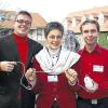 Wer die Mouse hat, hat das Sagen. Hildegard Metzger, stellvertretende Vorsitzende des Familienbundes der Katholiken in der Diözese Würzburg und ehrenamtliche Projektleiterin von INTAKT verabschiedete Mitarbeiter Holger Preiß (links) und begrüßte den neuen INTAKT-Projektreferenten Andreas Kiermaier.