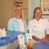 Karlstadt (ka) Mit „Body & Skin“, „Wellness-Lounge“ und „Biancas Fußpflege“ findet sich jetzt in der Hauptstraße 36 in Karlstadt alles für den gepflegten Körper unter einem Dach. Im Kosmetikstudio „Body & Skin“ bietet Kerstin Pecher einen sanften Weg zur glatten Haut. Die ausgebildete Fachkosmetikerin, Anti-Aging-Trainerin und Ernährungsberaterin bietet Haarentfernung und Hautverjüngung mit pulsierendem Licht für Frauen und Männer an. Muskeltraining und Fettabbau ermöglicht das Bodyforming mit Reizstrom. „Reinkommen und wohlfühlen“ verspricht die Wellness-Lounge von Alexandra Stark. Zu den Angeboten der ausgebildeten Fachkosmetikerin gehören klassische Gesichtsbehandlungen bis hin zu vielen Spezialbehandlungen wie verschiedenste Wellnessmassagen sowie Fingernagelmodellage und Anti-Aging-Behandlungen. Professionelle Fußpflege bietet Bianca Ruopp schon länger in der Hauptstraße 36 an. Als Fußpflegerin mit medizinischer Ausbildung beherrscht sie die Skalpell-Technik ebenso wie entspannende Fuß-Bein-Massage. Termine lassen sich auch telefonisch unter  (0 93 53) 98 15 61 (Body & Skin, Wellness Lounge) und  (01 62) 2 55 52 58 (Biancas Fußpflege) vereinbaren. Das Bild zeigt Kerstin Pecher und Alexandra Stark.