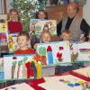 Lohr-Lindig (mk)   Das Jahresthema des Kindergartens St. Pius lautet „Unsere Welt ist bunt – Pinsel, Farben, Staffelei, mit Kunst erlebt man allerlei“. Hier erfahren die Kinder alles über Farben, Formen, über Materialien und berühmte Künstler von Pablo Picasso bis Friedensreich Hundertwasser anhand ihrer Werke. Einen Künstler lernten die Vorschüler jetzt in Steinbach kennen. Sie besuchten den Maler Hartwig Kolb in seiner Künstlerwerkstatt. Eingebettet in die Geschichte „Blauland“ erzählte er den Kindern von den drei Grundfarben und wie durch Mischen der Farben immer wieder neue entstehen. Anschließend durften die Kinder selbst mit Farben experimentieren und ihr Kunstwerk malen. Sie erfuhren auch, wie aus Punkten und Kreisen eine Schlange entsteht. Am Ende des Vormittags wurden die Bilder und Zeichnungen den Eltern präsentiert. Die Projektplanung für die nächste Zeit sieht eine Kinder-Künstler-Ausstellung in der Stadt vor.