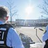 Polizeibeamte stehen vor dem geräumten Schulzentrum in Althengstett im Kreis Calw. Wie die Polizei mitteilte, rief um kurz vor 09.00 Uhr eine Frau im Sekretariat der Realschule an und forderte, die Schule sofort zu räumen.