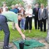 Das Interesse an naturnahen oder auch Baumbestattungen steigt. Auf den Bad Neustädter Friedhöfen in der Gartenstadt und in Brendlorenzen gibt es seit einem Jahr spezielle Bereiche für diese Form der Urnenbeisetzung (unsere Aufnahme entstand nicht in Bad Neustadt und nicht bei einer Bestattung, sondern bei einer Vorführung zum Thema).