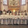 Die neuen Ministranten wurden in Haßfurt eingeführt. Erste Reihe von links: Bastian Bätz, Eduard Mantel, Fabian Mader, Maximilian Müller, Janina Abert, Alisha Möller, Luisa Husslein, Marco Räder. Zweite  Reihe von links: Andreas Herrmann, Simon Dellert, Johanna Heidrich, Dorothea Hochrein, Leonie Rübig, Lisa Borowka, Amanda Schweinfest, Klara Schumacher, Jacqueline Schröder. Dritte Reihe von links: Kaplan Andreas Hutzler, Helena Ott, Johannes Eirich.