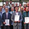 Der TSV Gochsheim zeichnete langjährige Mitglieder aus. Im Bild (vorne von links): Ralf Eisend, Robert Einbecker, Alfons Lutz und Martin Kestler. In der zweiten Reihe: Uwe Stöhlein, Anni Gary, Ehrenbürger Josef Ehrlitzer und Ehrenvorsitzender Jürgen Sander. Dritte Reihe: Christa Lieb, Helmut Zorn, Frank Baumann und Bernd Gutmann. Dahinter Helmut Pfister, Vorsitzender Bernd Friedel, Gustav Wagner und Ewald Merz.