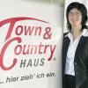 Schweinfurt (ks)   Seit kurzem ist die Firma „Town & Country Haus“ auch in Schweinfurt vertreten. Seit zehn Jahren in Thüringen tätig, hat Geschäftsführerin Aline Hildebrandt das Verkaufsgebiet um die Kreise Kitzingen, Schweinfurt und Haßberge erweitert. In ihrem Büro in der Schweinfurter Hauptbahnhofstraße möchte die Lizenznehmerin die energiesparenden Domizile des bundesweit größten Massivhausanbieters an den Bauherrn bringen, die von regionalen Bauunternehmen Stein auf Stein gebaut würden. Mit den drei Hausbauschutzbriefen für Qualität, Finanzierung und Service entstehe das neue Heim innerhalb einer garantierten Bauzeit. In Kooperation mit Firmen wie Ehrmann oder Quelle gibt es immer wieder Werbeaktionen. Für das erste Musterhaus in der Region soll im kommenden Frühjahr der Spatenstich erfolgen.