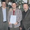 Bad Königshofen (so) Seit Jahren hat die Weihnachtsfeier bei der Firma Zehner schon Tradition. Bei diesem feierlichen Anlass wurde heuer in der Waldgaststätte am Sambachshof dem Mitarbeiter Hermann Seufert eine Urkunde für seine 25 jährige, ununterbrochene Tätigkeit bei der Firma Reifen-Zehner GmbH in Bad Königshofen verliehen. Hinter der Urkunde stehen die IHK-Würzburg-Schweinfurt und die Zehner Geschäftsführung. Helmut Zehner würdigte die Leistungen seines Mitarbeiters Hermann Seufert und gab einen kurzen Überblick über dessen Werdegang. 1983 begann der in Merkershausen wohnende und aus Althausen stammende Hermann Seufert in der Landmaschinentechnik seine Lehre bei der damaligen Firma Zehner-Landtechnik und beendete erfolgreich seine Landmaschinenmechanikerprüfung in Würzburg. Danach wechselte er in den Reifendienst der Firma. Nur unterbrochen von der Bundeswehr war Hermann Seufert bis 1994 in der Montagetechnik tätig und er ist auch im Verkauf des Reifendienstes integriert und zuständig für den Einkauf. Auch Geschäftsführer Bernd Zehner (links) versäumte nicht, dem engagierten Mitarbeiter zu danken.