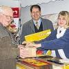 Garitz (kar)   Jutta Kleinhenz ist eine der vier Mitarbeiterinnen, die seit Montagvormittag in der Reinigungsannahme Drilling in der Jahnstraße 13 in Garitz jetzt auch Briefe, Päckchen und Pakete für die Deutsche Post AG annehmen. Schon in den frühen Morgenstunden herrschte am Eröffnungstag in dem ehemaligen „Schreibwaren Wehner“ reger Betrieb. Horst Hippler (links) war einer der ersten Kunden. „Die Garitzer Kundschaft wird dieser Angebot gern wahrnehmen“, vermutet Robert Schäfer, Vorortbetreuer für die Partner-Filialen der Post (Mitte). Viele Jahre lang hatte es gleich nebenan eine eigenbetriebene Filiale der Post gegeben, die 2004 geschlossen wurde. Nach mehreren Versuchen an verschiedenen Standorten in Garitz ist die Post mit ihrem Postpoint, nun fast an den alten Platz zurückgekehrt. Bei den vier Mitarbeiterinnen der Reinigungsannahme Drilling kann nicht nur Reinigungsannahme Drilling sowie Reinigungs- und Mangelwäsche abgegeben werden. Auch Katalog-Bestellungen sind dort möglich und handgravierte Geschenkartikel käuflich. In der nächsten Woche wird dort auch wieder ein Briefkasten installiert. Öffnungszeiten: Montag bis Samstag: 8.30 bis 12.30 Uhr.