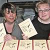 Sonja Krell (links) und Sonja Rodinger (rechts) haben zusammen mit Rita Lieb ein neues Koch-und Backbuch mit zum Teil Mürschter Rezepten zusammengestellt. Der Verkaufserlös fließt in die Sanierung des Heimatspielhauses.