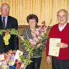 Auszeichnung für das Handball-Urgestein von Schonungen: Karl Schmitt (rechts) leitet seit 40 Jahren die Abteilung des TSV. Paul Arleth überreichte nicht nur einen Präsentkorb sondern auch Blumen an Schmitts Ehefrau Margot.