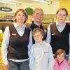 Oberthulba (ub)   Nach umfangreichen Erweiterungen hat der Edeka Markt seinen Betrieb wieder eröffnet. Neu ist jetzt die automatische Leergutannahme. Auf der 983 Quadratmeter großen Verkaufsfläche sind zudem alle Regale erneuert worden, um mehr Platz für Angebote aus der Region zu schaffen. So finden sich nun im Getränkesortiment auch viele fränkische Weine. Komplett erneuert wurde die Fleischtheke. Doppelt so groß wie früher ist die Präsentationsfläche für Obst und Gemüse. Auch im Außenbereich ist einiges geschehen. Das Gebäude erhielt ein farblich neues Gesicht. Über den gelungenen Umbau freuen sich (von links) Inhaberin Jana Straub und ihr Partner Rüdiger Metz, Verkäuferin Olga Schley und Metzgermeister Bruno Brimer sowie Sohn Mika mit seiner Schwester Xena.