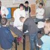 Ganz praktisch zeigt Eberhard Katzmann (hinten links), Maler- und Lackierermeister aus Windshausen, den Schülern der Edmund-Grom-Volksschule Hohenroth, wie die Arbeit in seinem Beruf aussieht. Dabei durften die Schüler sogar selbst Hand anlegen.