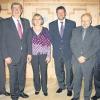Die beiden Vorstände der Genobank Rhön-Grabfeld, Markus Merz (links) und Udo Kaßecker (rechts), sowie Aufsichtsratsvorsitzender Franz Margraf (Zweiter von rechts) und Wolfgang Eck vom Genossenschaftsverband Bayern (Dritter von rechts) wünschten Volkmar Zehner (Zweiter von links) mit Gattin Wiltrud für die Zukunft alles Gute. Zehner wurde nach über 43 Jahren im Berufsleben in den Ruhestand verabschiedet.