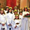 Der Engelchor bringt  Freude und vorweihnachtliche Stimmung in die Seniorenheime und Geschäfte wie hier im Elisabethaspital. Gesammelt werden Spenden für arme, blinde und kranke Kinder. Links die unermüdliche Initiatorin der Aktion, Maria Löwigt. Den Adventskranz mit den brennenden Kerzen trägt Anika Derlet, ganz rechts der junge Trompeter Benedikt Bähr.