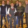 Erlenbach (jos)   Zu einer für Jazzmusiker besonderen Begegnung kam es am Rande der „Swing-Night“ mit den legendären Bandleadern Ambros Seelos, Hugo Strasser und Max Greger in Bad Mergentheim für vier Mitglieder der Jazzcombo des Musik- und Gesangvereins (MGV) Erlenbach. Die Vier erlebten nicht nur ein tolles Konzert, zu dem sie von Seelos eigens begrüßt wurden, sondern durften auch bei den Proben des Orchesters vorher dabei sein. Das Foto zeigt (von links) Heiko Flohr, Andreas Eyrich, Ambros Seelos, Günter Wangerin, ein Seelos-Fan-Clubmitglied sowie Reinhard Eyrich.