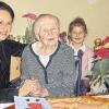 Anna Ziegler feierte ihren 100. Geburtstag. Sie ist die älteste Bürgerin der Großgemeinde Arnstein. Im Bild von links: Bürgermeisterin Linda Plappert-Metz, Anna Ziegler und Enkelin Kristin Kömm.