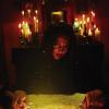 Satanisten beten das Böse an, trinken Blut und treffen sich auf Friedhöfen – ein Bild, das nicht der Wirklichkeit entspricht, hat eine Würzburger Wissenschaftlerin herausgefunden (Szenenfoto aus dem Film „Bones – bis auf die Knochen“). Im Text: Der Drudenfuß soll den Teufel bannen.