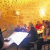 Thomas Klinger (links) rezitierte im schummrig beleuchteten Schrotturmkeller Literarisches zum Thema Weihnachten.