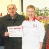 Eine Spende von 500 Euro übergab Rewe-Marktleiter Sebastian Hauk an (von links) Dimitri Antonov, Bürgermeister Alfred Schrenk und Silvia Moosdorf.