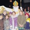 Steinach (eha)   Das Fest des heiligen Nikolaus wird in Steinach traditionell groß gefeiert. Begeht die Pfarrei doch an diesem Tag ihr Kirchenpatrozinium. Pfarrer Eberhard Pfarr nahm dies zum Anlass, um im Festgottesdienst auf die Symbolik des Bischofs von Mitra besonders einzugehen. Zur Freude der Kinder schlüpfte er nach dem Gottesdienst ins Nikolausgewand. Der Gottesdienst wurde von Friedrich Albrecht mit Sologesängen, vom Kirchenchor und von Organistin Ruth Roth ausgestaltet. Pfarr nannte den heiligen Nikolaus Vorbild und Wegweiser für die Pfarrei Steinach. Inspiriert von den Fragen der Kommunionkinder, gestaltete er eine lehrreiche Predigt. „Warum hängen denn beim Bischof Nikolaus so zwei Lappen in den Nacken?“ habe eines der Kommunionkinder wissen wollen. Die Schlaufen erinnern an die Bischofsweihe, ließ der Pfarrer wissen und erklärte, dass der Bischof bei der Weihe als Zeichen, dass er sich dem Evangelium verpflichtet, die Bibel in den Nacken gelegt bekommt. Die Schlaufen erinnern ihn an sein Versprechen, das Evangelium zu verkünden. Weiter erklärte Pfarr die Symbolik der Bischofsmütze (Mitra), des Hirtenstabs und des Buchs, das der Nikolaus für gewöhnlich in der Hand hält und auf dem drei goldene Kugeln abgebildet sind. Überhaupt sei das Evangelium voller Symbole. In seinen künftigen Gottesdiensten will Pfarr näher darauf eingehen. Die Symbolik des Nikolauses bringe den guten Hirten, der die Wahrheit des Evangeliums verkünde, zum Ausdruck. Nikolaus sei ein beliebter Heiliger. Was jedoch unter seinem Namen getrieben werde, sei teilweise katastrophal, kritisierte Pfarr den Umgang mit dem zur Leitfigur für Weihnachtskonsum gewordenen Heiligen. Nach dem Gottesdienst warteten die Kinder aufgeregt auf den Nikolaus. Pfarrgemeinderat und Kirchverwaltung hatten in den Pfarrhof geladen. Dort beschenkte ein gütiger Nikolaus die Kinder mit Süßigkeiten und bedachte die Erwachsenen mit einem freundlichen Lächeln. Die Steinacher Musikanten ließen den Nikolaustag musikalisch ausklingen.
