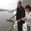 Am Tatort des Tausendblattes: Norbert Schneider und Gaby Vierheilig vom Wasserwirtschaftsamt am Ufer des Ellertshäuser Sees.