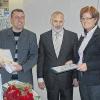 Werneck (geri)   Nach 47 Jahren im Öffentlichen Dienst, davon 36 beim Markt Werneck, geht Bauamt-Mitarbeiter Peter Röll (Bildmitte) zwar noch nicht in den Ruhestand, aber in die Freizeitphase der Altersteilzeit, wie Bürgermeisterin Edeltraud Baumgartl bei einer Verabschiedungsfeier an Rölls letztem Arbeitstag sagte. Im Juni 1972, der Zeit der Gebietsreform mit wachsenden Einwohnerzahlen und Aufgaben des Marktes, trat Röll seinen Dienst in der Kasse und Kämmerei an, um wenig später dauerhaft ins Bauamt zu wechseln. Dort waren Erschließungsbeiträge sein überwiegendes Metier. Eine Arbeit, mit der „Geld in die Kasse kam“, die aber auch stets aktuelle Rechtskenntnisse erforderte, wie Baumgartl sagte. Selbstverständlich sei es für Röll gewesen, Veränderungen und technische Fortschritte anzunehmen und zu meistern. Voraus gingen Rölls Zeit in Werneck elf Jahre bei der Stadtverwaltung Schweinfurt. Baumgartl dankte Röll für sein berufliches Wirken und seinen Einsatz beim Markt Werneck und überreichte als „kleine Erinnerung“ ein Badetuch mit dem Wernecker Wappen. Gute Wünsche und weitere Präsente überbrachte Personalratsvorsitzender Michael Hettrich stellvertretend für die Wernecker Rathaus-Belegschaft.