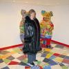 Ingrid Schlager-Baierl und zwei Schweine auf dem Mosaik, das Hundertwasser und Gaudi nachempfunden ist, aber vor weißen Wänden. Die Hundertwasserwerke selbst dürfen auf diesem Foto nicht zu sehen sein.