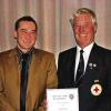 Beim Tag des Ehrenamtes in Albertshofen verlieh Bürgermeister Horst Reuther (links) den Ehrenbrief der Gemeinde an Hans Uhl von der Sanitätsbereitschaft für langjähriges Wirken im Bayerischen Roten Kreuz.