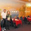 Karlstadt (ka)   „Da Roberto“ heißt das neue Lokal von Eleni Tezel Mitic und Dragan Roberto Mitic in der Hauptstraße 10 in Karlstadt. In ihrem Abendlokal „Rio“ servierte das Wirtsehepaar schon immer Pizza, Pasta und Salate. Jetzt nutzt Dragan Roberto Mitic seine in sechs Jahren in einem italienischen Restaurant in Kronach gesammelte gastronomische Erfahrung für ein gemütliches Ristorante Trattoria mit italienisch-mediterraner Küche. Das vom Rio abgetrennte ruhige Lokal hat 60 Sitzplätze, auf der Karte stehen neben Pizza, Pasta und Salaten auch italienische Fisch- und Fleischgerichte. Das Essen gibt es auf Bestellung auch zum Mitnehmen. Für Service und Küche wurden drei neue Mitarbeiter eingestellt.