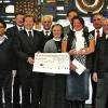 Bei der Spendenübergabe (von links): Hans Diehm (Sparkasse), Georg Bader (katholische Kirche), der evangelischer Pfarrer Dolling, OB Georg Rosenthal, Rudolf Fuchs, Ritaschwester Blandine Kraus, Erwin Schlereth (Sparkasse), Kerstin Braun (evangelischer Kindergarten), Filialleiter Willi Öffner, katholischer Pfarrer Kelbel.