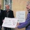 Schonungen (rsf)   Eine Spende von 2000 Euro hat die Schule für Körperbehinderte in Schonungen von der Firma Bömmel-Bau erhalten. Schulleiterin Karin Bonse-Olsen (rechts) freute sich über die großzügige Geste. Der Kontakt zwischen Baufirma und Schule war während der Sanierung der Schonunger Einrichtung entstanden. Die Mitarbeiter der Firma, so Bonse-Olsen, hätten in den vergangenen zwei Jahren Bauarbeiten am Gebäude der Schule „fachmännisch und mitfühlend umgesetzt“. Den Scheck übergaben die Geschäftsführer Bernhard Heinrich und Carsten Ernst (links).