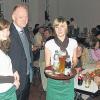 Sorgten zugunsten der Jugendarbeit in Reichenbach bei der Weihnachtsfeier für die Bewirtung Alina Gebel (links) und Jacqueline Blum hier mit Bürgermeister Helmut Blank.