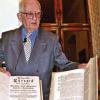 Werner Eberth mit den Originalbänden der Bistumschronik in deutscher Sprache von Pater Ignatius Gropp aus der Sammlung Peter Maessen, die großes Interesse fanden.