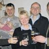 Sie stießen am Donnerstag mit Milch, Bier und Wein auf die Wiedereröffnung an (von links): Sandra Pfeuffer und Stefan Pfeuffer mit Henrike, Maria Martin, Arno Wagner, Gebietsverkaufsleiter der Martinsbräu, und Carl Friedrich Prinz zu Löwenstein.