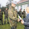 Oberst a. D. Winfried Rodde (rechts) übergibt den Bestpreis an Stabsunteroffizier Tim Schumann.