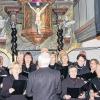 Lindflur (ww)   Zu einem besinnlichen Adventskonzert hatte der Singkreis Lindflur in die kleine Kirche eingeladen. Unterstützt wurde der Singkreis unter der Leitung von Johannes Windmeiser von der Kinder-Flötengruppe unter der Leitung von Ina Auer, vom Bläser-Ensemble unter der Leitung von Wolfgang Pfeuffer, von Rudolf Martini am Zink und Edelgard Kern an der Orgel. Alleine hätte der Singkreis dieses weihnachtliche, musikalische Programm nicht bewältigen können, sagte Karl-Heinz Schmidt. Er bat um eine Spende für die Jugendarbeit der evangelischen Kirchengemeinde. Nach dem Konzert gab es ein besinnliches Beisammensein auf dem Kirchplatz.