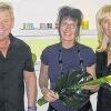 Schweinfurt (b)   Jutta Ostendorp ist mit ihrem Kosmetikfachgeschäft „Art & Beauty“ in das Fitness- und Wellnesscenter Gschwender nach Oberndorf in die Kettlerstraße 20 gezogen. Kostenlose Parkplätze und Kinderbetreuung während des Wellness-Aufenthaltes sind inklusive. Mit 25 Jahren Berufserfahrung versteht sich Ostendorp insbesondere als Spezialistin für Gesichtsbehandlungen sowie Fuß- und Handpflege aus kostbarster Naturkosmetik mit der Kraft der Farben. Jeder Kunde erhält seine eigene Kombination aus „Beauty-Color-Energy-Spirit“ für noch mehr Hauterleben. Termine können montags bis sonntags unter  (01 63) 2 31 70 57 gemacht werden. Das Foto zeigt Jutta Ostendorp (Mitte) zusammen mit Gerd Gschwender und dessen Frau Simone bei der Neueröffnung.