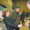 Zwei verdiente Soldaten und eine Mitarbeiterin der Infanterieschule Hammelburg verabschiedete Brigadegeneral Josef Blotz (von links): Stabsfeldwebel Richard Eugen Vogel, Pauline Schneider und Stabsfeldwebel Josef Nikolaus Schmidt. Schmidt hatte unter anderem das Familienbetreuungszentrum engagiert geführt, als Soldaten des Hammelburger Jägerlehrbataillons 2004 im Kosovo eingesetzt waren.