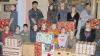 Knetzgau (may)   Mehrere Klassen der Volksschule Knetzgau beteiligten sich in diesem Jahr wieder an der Aktion „Weihnachtstrucker“, des Radiosenders „Antenne Bayern“ und der Johanniter. Zucker, Mehl, Reis, Nudeln, Schokolade, Tee und Hygieneartikel wurden zusammen mit einen Geschenk für Kinder in Kartons verpackt.